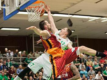 Andi Obst, hier beim Dunking, hat sich im Spiel gegen Rh&ouml;ndorf nach einem Foul bei einer Korbaktion am R&uuml;cken verletzt. Foto: sportpress