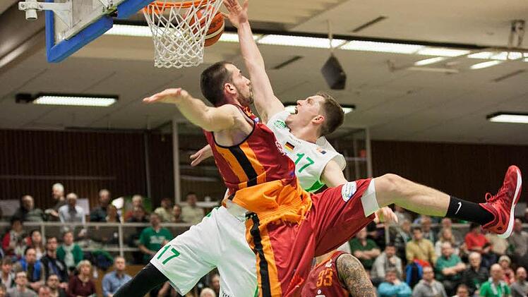 Andi Obst, hier beim Dunking, hat sich im Spiel gegen Rh&ouml;ndorf nach einem Foul bei einer Korbaktion am R&uuml;cken verletzt. Foto: sportpress
