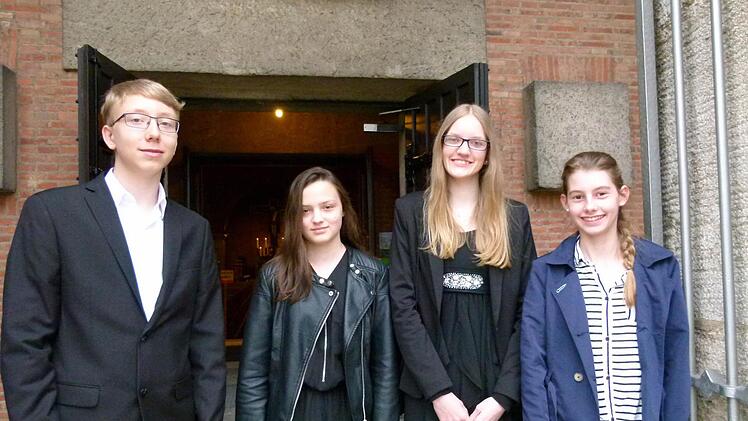 Bewusst haben sie sich für die Konfirmation entschieden: v.l. Simon, Angelika, Annika und Helena vor der Erlöserkirche. Foto: mkh