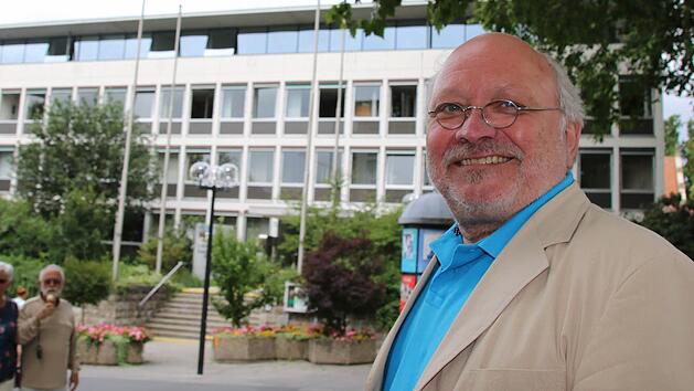 Als Kreisbaumeister war Günter Stammwitz unter anderem für die städtebaulich und architektonisch knifflige Aufstockung des Landratsamtes (im Hintergrund) zuständig. Bis Dienstag hatte er selbst seinen Arbeitsplatz dort, Gestern wurde er verabschiedet, seine Dienstzeit endet offiziell im Oktober. Foto: Ralf Ruppert