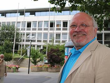 Als Kreisbaumeister war Günter Stammwitz unter anderem für die städtebaulich und architektonisch knifflige Aufstockung des Landratsamtes (im Hintergrund) zuständig. Bis Dienstag hatte er selbst seinen Arbeitsplatz dort, Gestern wurde er verabschiedet, seine Dienstzeit endet offiziell im Oktober. Foto: Ralf Ruppert