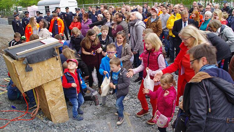 Eine große Schar an Kindern kam zum Richtfest und wurde mit Süßigkeiten belohnt. Umringt wurden sie von zahlreichen Ehrengästen und interessierten Bürgern. Foto: Marco Meißner