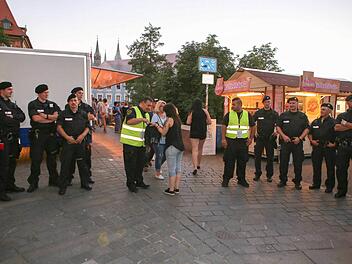 Die Polizei zeigte im vergangenen Jahr vermehrt Präsenz auf der Sandkerwa. Die Kirchweih fällt dieses Jahr zwar aus, das Sandgebiet werden die Sicherheitskräfte trotzdem im Blick behalten. Archivfoto: RiegerPress