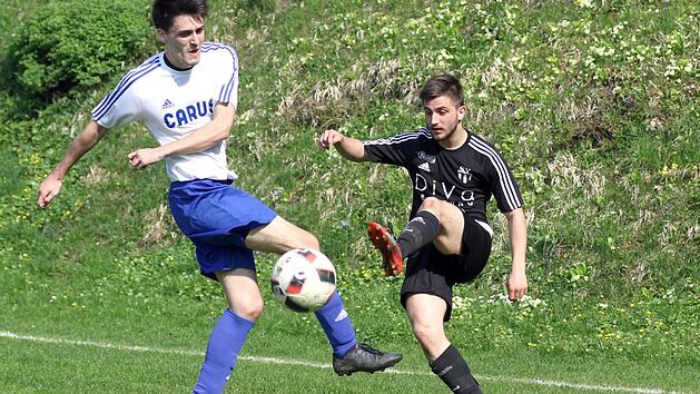 Der SV Ketschendorf um Tolga Jungkunz (rechts) ist im Jahr 2018 noch ungeschlagen.  Foto: Timo Geldner/Archiv