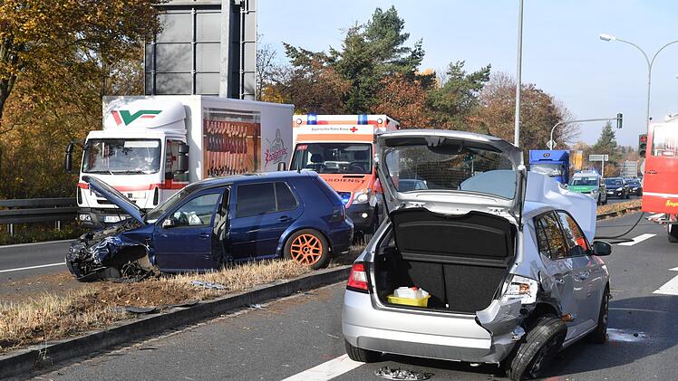 Bei einem Auffahrunfall auf dem Berliner Ring in Bamberg wurden eine 48-Jährige und ein 19-Jähriger verletzt. Foto: Ronald Rinklef