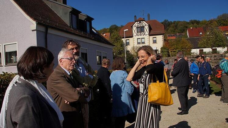 Projektmanagerin Birgit Kastner mit Bürgermeistern und Wanderern im GesprächJoseph Beck