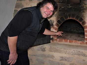 Restaurator Uwe Franke wirft einen Blick in den Backofen des Backhauses Wickenreuth.Werner Reißaus