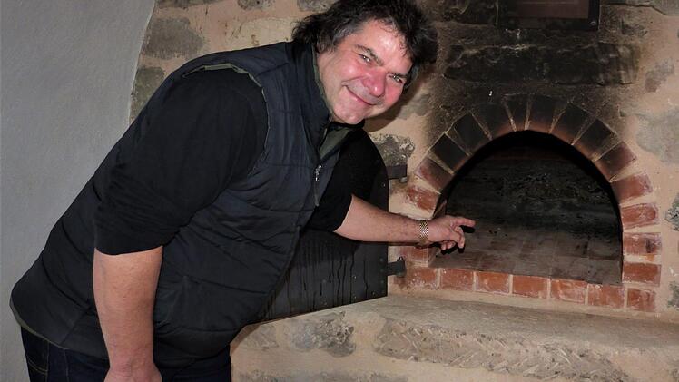 Restaurator Uwe Franke wirft einen Blick in den Backofen des Backhauses Wickenreuth.Werner Reißaus