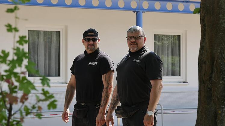 Dieses Jahr gibt es auch ein Security-Team: Ronny und Andre genießen ihre herrliche Arbeit im Märchenbad. Foto: Manja von Nida