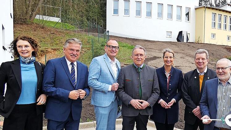 Die Freude &uuml;ber den gelungenen Neubau des Mutter-Kind-Zentrums &bdquo;R&uuml;ckenwind&ldquo; war bei der Er&ouml;ffnungsfeier sehr gro&szlig;. Von links Claudia Fremder, Landrat Klaus Peter S&ouml;llner, Volker Hei&szlig;mann, Bezirkstagspr&auml;sident Henry Schramm, Marianne L&uuml;ddeckens, St...