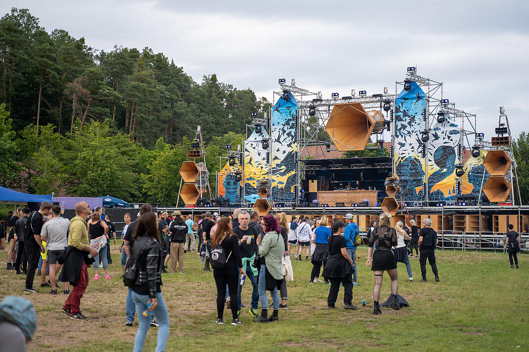 Sommer. Sonne. Tanzen. Techno. Bass!