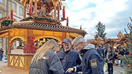 Die Sicherheitswacht-Mitglieder Christian Sauer und Artur Beese bei der Arbeit am Weihnachtsmarkt