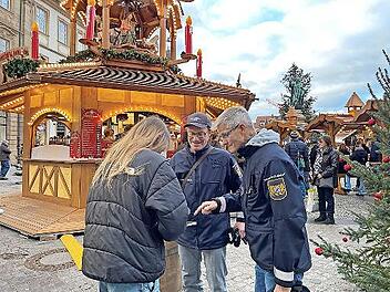 Die Sicherheitswacht-Mitglieder Christian Sauer und Artur Beese bei der Arbeit am Weihnachtsmarkt
