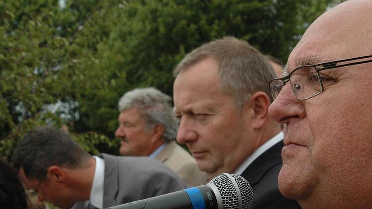 Schirmherr des Kreismusikfests ist Bürgermeister Siegfried Erhard (CSU), im Hintergrund steht Landrat Thomas Bold (CSU).