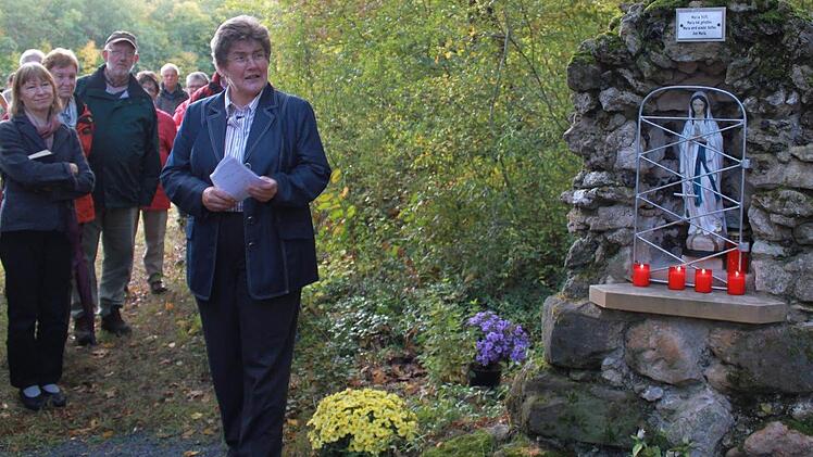 Zweite Bürgermeisterin Gabi Rögner (rechts) hält eine Rede.