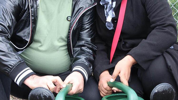 Ali Abad und Nosheen Umeuzma: "Wir kommen aus Pakistan und leben seit 2012 in Kitzingen. Wir haben beide einen grünen Daumen. Angepflanzt haben wir unseren Stück Garten bereits mit Gemüse, Karotten und Koriander. Wir kommen fast jeden Tag zum Gießen hierher."