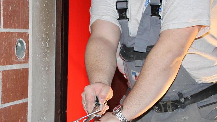 Christian Möller schneidet Fliesen...