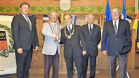 Im Rathaus von Le Perreux (v. l.): Stefan Schick, Gillez Carrez, Franz Stumpf, Alain Duhamel und Rainer Hammerich.