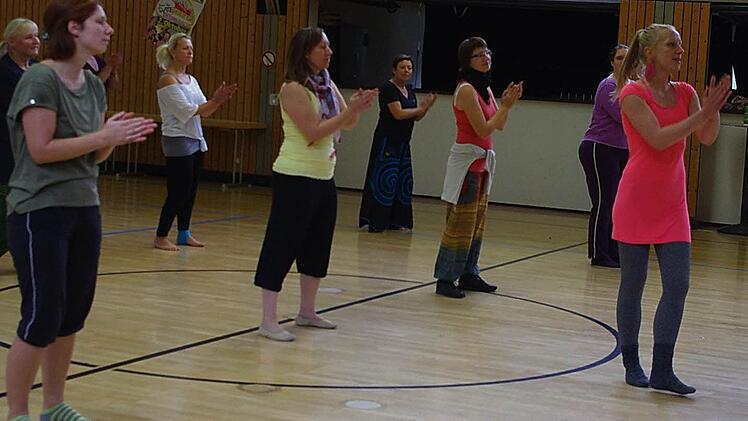 Der Tagesworkshop im African Dance in Steinberg wurde von Mandy Pfennig (rechts) geleitet. Foto: Heike Schülein