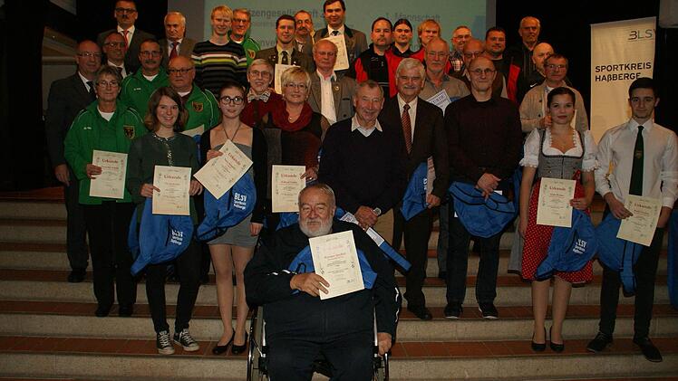 Zielsichere Schützen, perfekt ausbalancierte Einradfahrerinnen und vielmalige Sportabzeichen-Absolventen zeichnete der BLSV-Kreis bei der Sportgala in Haßfurt aus.