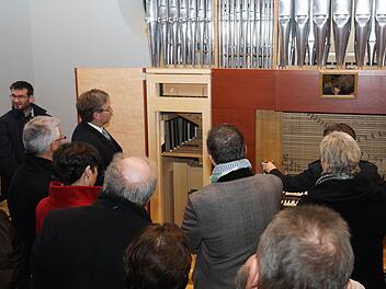 Reges Interesse fand die neue Orgel bei der Besichtigungsmöglichkeit nach dem Gottesdienst. Fotos: Johannes Michel