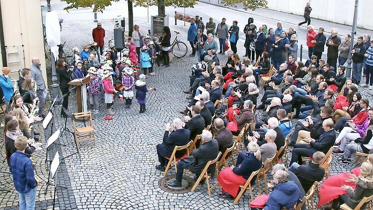 Zur Einweihung des Pierrelatte-Platzes zwischen Post und Oberem Turm kamen neben den Räten der beiden Städte auch einige Schüler, die bereits in Frankreich waren. Foto: Lisa Kieslinger