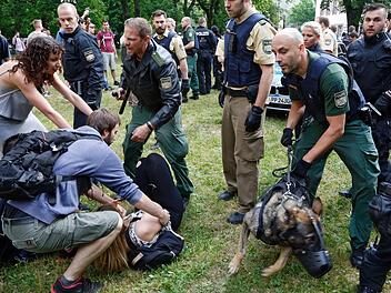 Die Polizei ging mit Schlagstöcken und einem Hund gegen Schüler vor, die mit einer Sitzblockade und Demonstration die Abschiebung eines 20 Jahre alten Berufsschülers in sein Herkunftsland Afghanistan verhindern wollen. Foto: Michael Matejka, dpa