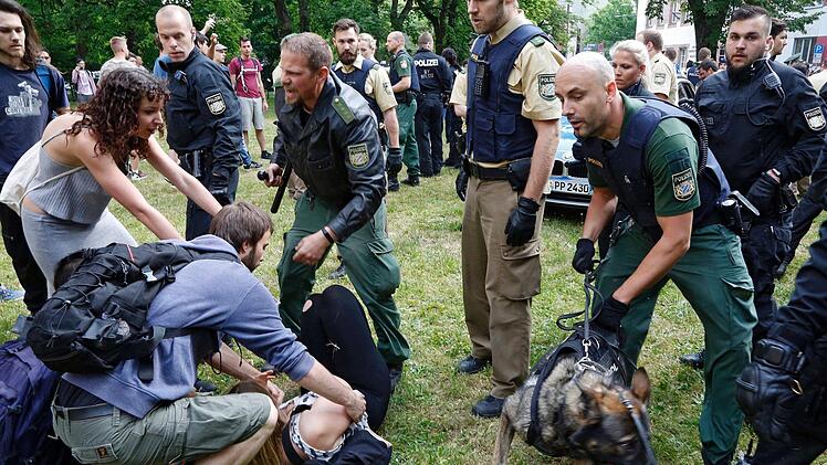 Die Polizei ging mit Schlagstöcken und einem Hund gegen Schüler vor, die mit einer Sitzblockade und Demonstration die Abschiebung eines 20 Jahre alten Berufsschülers in sein Herkunftsland Afghanistan verhindern wollen. Foto: Michael Matejka, dpa