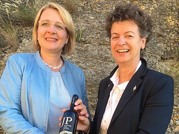 Die Past-Präsidentin des Lionsclubs Hammelburg-Trimburg-Saaletal, Katja Benner (links), erhielt als Dankeschön für ihre Arbeit von der neuen Präsidentin Elisabeth Spath ein gute Flasche Wein. Foto: Peter Brandler