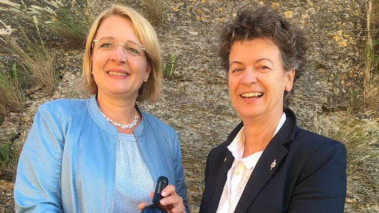 Die Past-Präsidentin des Lionsclubs Hammelburg-Trimburg-Saaletal, Katja Benner (links), erhielt als Dankeschön für ihre Arbeit von der neuen Präsidentin Elisabeth Spath ein gute Flasche Wein. Foto: Peter Brandler