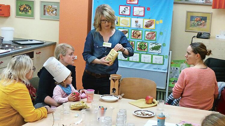 Martina Edelmann, Di&auml;tassistentin an der Luitpoldklinik Heiligenfeld, zeigt wie man Hafer mit der Handm&uuml;hle mahlt.  Foto: Kai Fraass