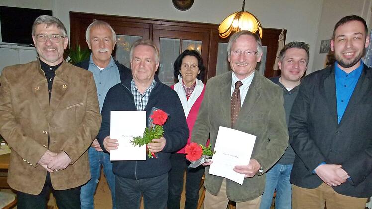 Ernennung von Ehrenmitgliedern anlässlich der SPD-Hauptversammlung (von links): Michael Busch, Werner Hanke, Martin Gahn, Heidi Schunk, Horst Holland, Carsten Höllein, Dominic Juck  Foto: Lothar Weidner