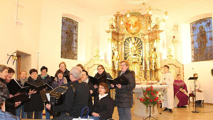 Pfarrer Bernhard Friedmann zelebrierte den Gottesdienst zur Wiedereröffnung der Kirche in Unterneuses.Elke Pieger