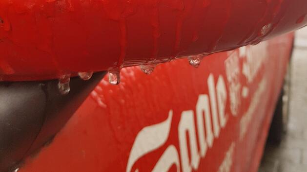 Wer Donnerstagmittag vor die T&uuml;r ging, konnte schnell ins Schlingern kommen. Blitzeis machte so manchem das Leben schwer. Die Autos waren blitzschnell von einer Eisschicht &uuml;berzogen. Trotzdem meldeten die Polizeiinspektionen nachmittags zun&auml;chst alles ruhig. Foto: Susanne Will