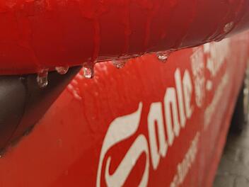 Wer Donnerstagmittag vor die T&uuml;r ging, konnte schnell ins Schlingern kommen. Blitzeis machte so manchem das Leben schwer. Die Autos waren blitzschnell von einer Eisschicht &uuml;berzogen. Trotzdem meldeten die Polizeiinspektionen nachmittags zun&auml;chst alles ruhig. Foto: Susanne Will