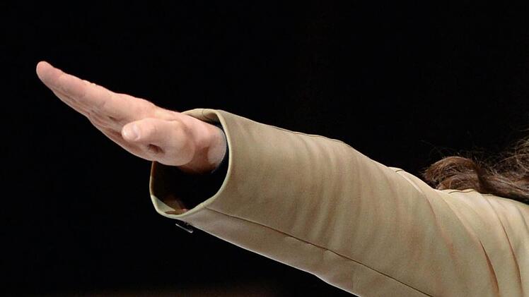 Ein 53-Jähriger zeigte in Nürnberg im ICE den "Hitlergruß" und belästigte Fahrgäste. Ein privat anwesender Polizist konnte ihn festnehmen. Symbolfoto: Uli Deck/dpa