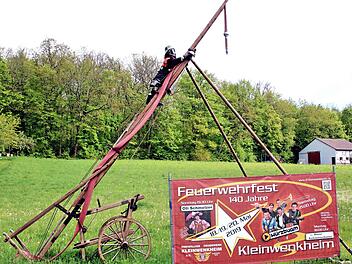Die alte Drehleiter aus dem Jahr 1912 macht am Ortseingang von  Kleinwenkheim Reklame für das Feuerwehrfest am kommenden Wochenende. Dieter Britz