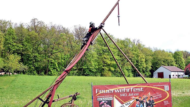 Die alte Drehleiter aus dem Jahr 1912 macht am Ortseingang von  Kleinwenkheim Reklame für das Feuerwehrfest am kommenden Wochenende. Dieter Britz