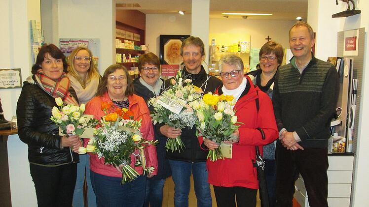 Die vier Hauptpreise des Adventsgewinnspiels gingen an (vordere Reihe v. l.) Christine Gebhardt, Ilse Stein, Raymund Kock und Hedwig Weippert. Überreicht wurden sie vom VWS-Vorstand (hintere R. v. l.) Kathrin Sell, Andrea Römer, Birgit Kleinböhl und Vorsitzenden Sebastian Hose.