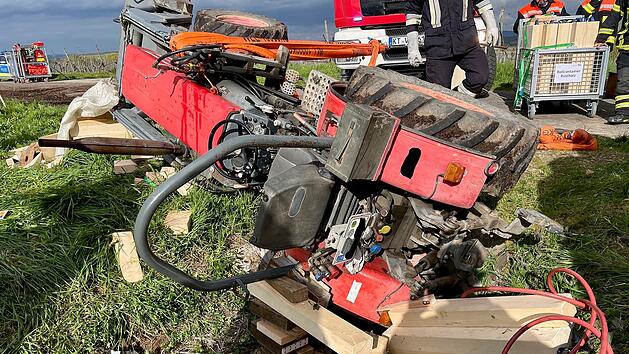 Mann unter Weinbergsschlepper eingeklemmt