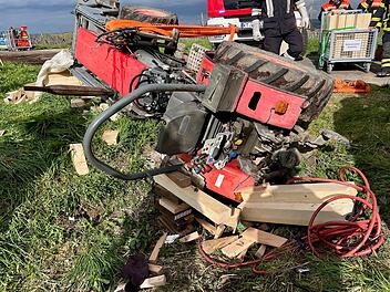 Mann unter Weinbergsschlepper eingeklemmt