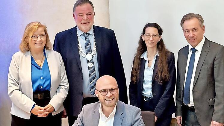 Gemeinsame Freude (von links): MdL Gabi Schmidt, Bürgermeister Karl-Heinz Hertlein, Minister Fabian Mehring, Geschäftsleiterin Eva Fröhlich und Landrat Alexander Tritthart