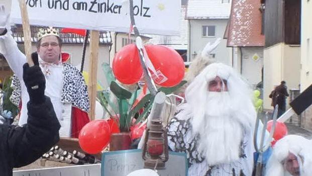 Ein Prinzenpaar gehört zum Faschingszug zwischen Katzenbach und Lauter, der das Motto "Piraten auf Kaperfahrt" hatte.  Foto: Björn Hein