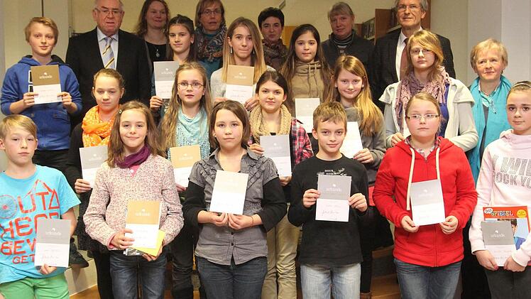 Diese Buben und Mädchen stellten sich als Schulsieger aus dem Landkreis Haßberge dem Kreisentscheid. Mit auf dem Bild Biz-Leiterin Annelie Ebert (Zweite von rechts) sowie stellvertretender Landrat Siegmund Kerker (hinten links) und die Jury.