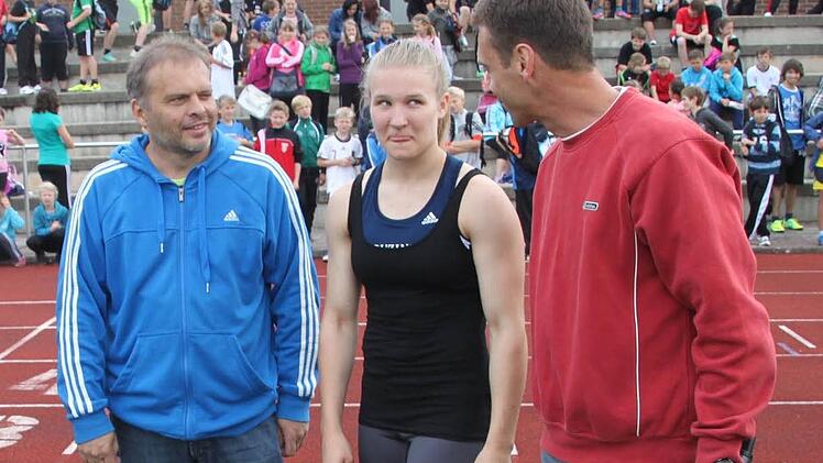 Sehr beachtlich sind auch die 12,7 Sekunden von Sarah Pöhnel, meint Ralf Marlok. Zumal sie erst in der 8. Klasse ist, so Sportlehrer Josef Pensler.