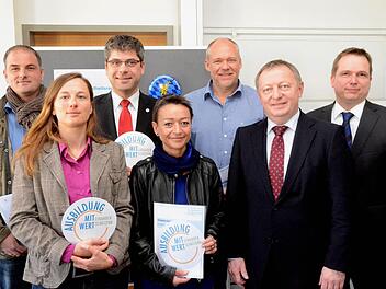 Landrat Thomas Bold (2. von rechts) und dem RSG-Geschäftsführer Matthias Wagner (rechts) übergaben das "Ausbildung mit Wert" an (von links) Michael Wehner für die drei Bad Bockleter Einrichtungen "Leben und Pflegen zu Hause, Intensiv Pflege Wenoba und Seniorenheim am Saaleufer, an Claudia Müller (Heimbeatmungsservice Brambring), Thomas Stadler (Rotes Kreuz), Silke Christ (Kreisklinik Bad Neustadt), Dieter Weber (Heimbeatmungsservice).  Foto: Peter Rauch