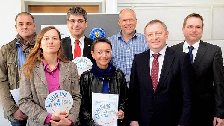 Landrat Thomas Bold (2. von rechts) und dem RSG-Geschäftsführer Matthias Wagner (rechts) übergaben das "Ausbildung mit Wert" an (von links) Michael Wehner für die drei Bad Bockleter Einrichtungen "Leben und Pflegen zu Hause, Intensiv Pflege Wenoba und Seniorenheim am Saaleufer, an Claudia Müller (Heimbeatmungsservice Brambring), Thomas Stadler (Rotes Kreuz), Silke Christ (Kreisklinik Bad Neustadt), Dieter Weber (Heimbeatmungsservice).  Foto: Peter Rauch