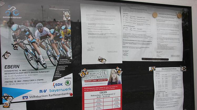 Nur wenige der Plakate sind aktuell, andere verblichen.Foto: Ralf Kestel