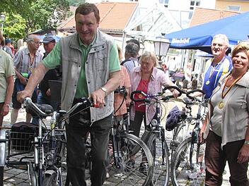 Werner Jahreis musste nach einem schweren Unfall drei Jahre lang pausieren, jetzt ist er wieder mit dem Radl da und meisterte - trotz Querschnittslähmung - die gesamte Strecke. Und seine Radsportfreunde Jahreis stellten wieder die größte Gruppe. Foto: Sonja Adam