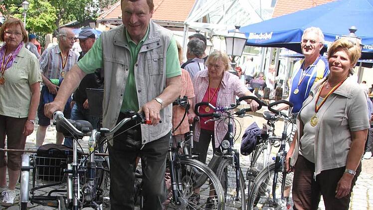 Werner Jahreis musste nach einem schweren Unfall drei Jahre lang pausieren, jetzt ist er wieder mit dem Radl da und meisterte - trotz Querschnittslähmung - die gesamte Strecke. Und seine Radsportfreunde Jahreis stellten wieder die größte Gruppe. Foto: Sonja Adam